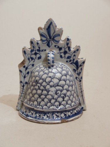 Vuurklok in miniatuurformaat met ornamentaal decor in blauwwit